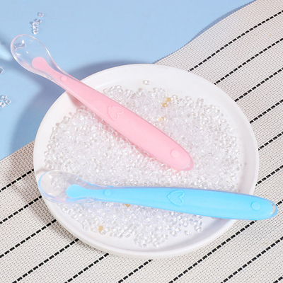 Cuillère d'alimentation pour bébé en silicone Emballage personnalisé avec couleur et logo optionnels