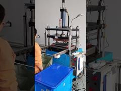 L'estampage à la machine élimine les bavures, remplaçant l'opération manuelle, ce qui le rend pratique et rapide.